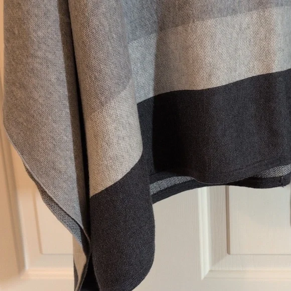 EUC Ann Taylor Poncho One Size - Picture 2 of 5